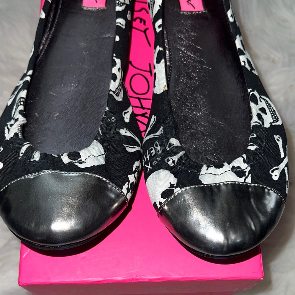 Betsey Johnson Black Skull Print Flats with Silver Toes - Picture 3 of 13